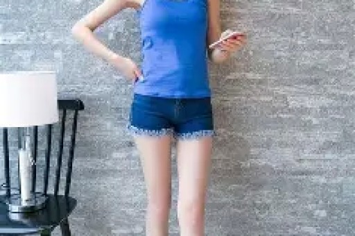 谢娜成都演唱会想看人数超35万艺人跨界为何引争议